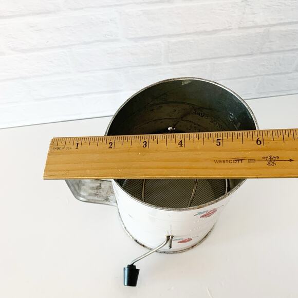 Vintage Bromwell's 3 Cup Flour Sifter Red Apple Design White Wood Knob Grandma - Picture 7 of 7